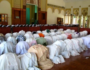 Students praying in West Java. (Elizabeth Kennedy/Indonesiaful)